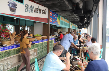 Lấy cảm hứng từ Việt Nam từ những năm 80 của thế kỷ trước, không gian Chợ Xưa mang lại cảm xúc thân quen, đầy hoài niệm cho thực khách.