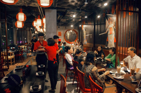 Nhà hàng này không chỉ thể hiện tinh túy của ẩm thực Trung Quốc mà còn gây ấn tượng bởi thiết kế nội thất từ chiếc lồng đèn, nét cọ của họa sĩ trên tường lẫn cách trang trí bàn ăn...