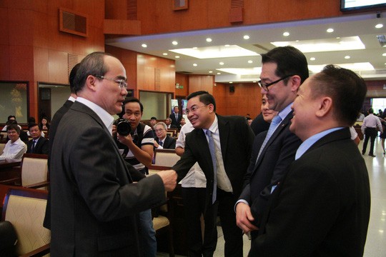 Bí thư Thành ủy Nguyễn Thiện Nhân trao đổi cùng các doanh nghiệp trước giờ hội nghị