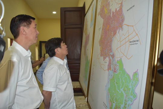 Lãnh đạo TP HCM xem bản đồ điều chỉnh quy hoạch sử dụng đất (Ảnh Phan Anh)
