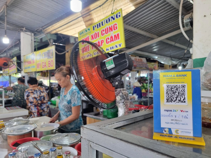 Năm 2023, kinh tế số đóng góp 17% vào tăng trưởng GRDP thành phố Đà Nẵng. Trong ảnh: Một quầy hàng ở chợ quê Đà Nẵng dùng hình thức thanh toán không tiền mặt - Ảnh: TRƯỜNG TRUNG