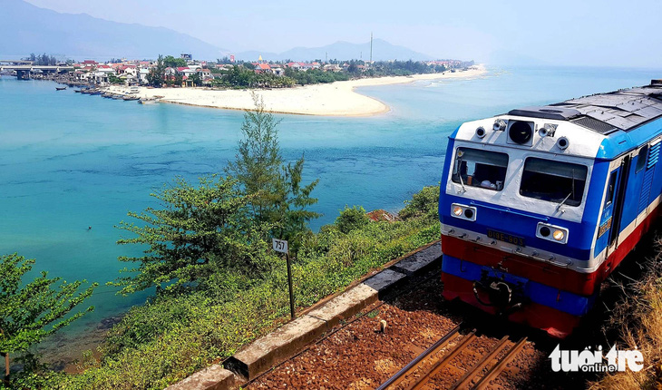 Dự kiến một chuyến tàu du lịch nối Huế - Đà Nẵng sẽ lăn bánh phục vụ du khách vào dịp 26-3 tới - Ảnh: MINH AN